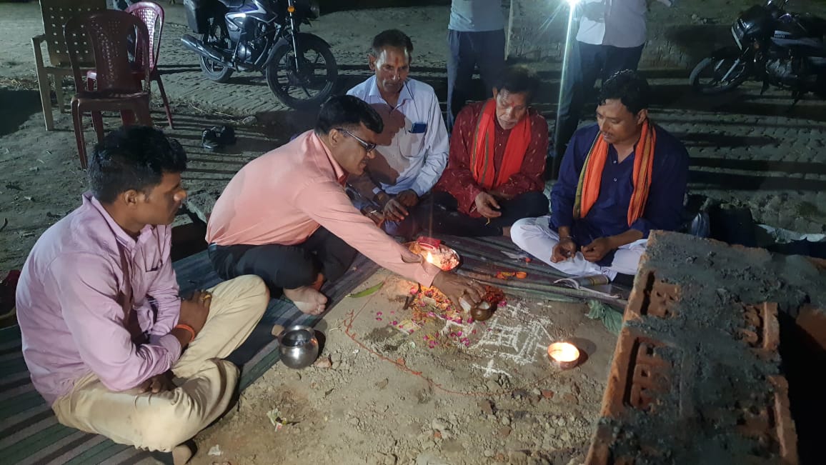 कबीरादान बाबा के मन्दिर प्रांगण में शुरु हुआ मां दुर्गा का मन्दिर निर्माण