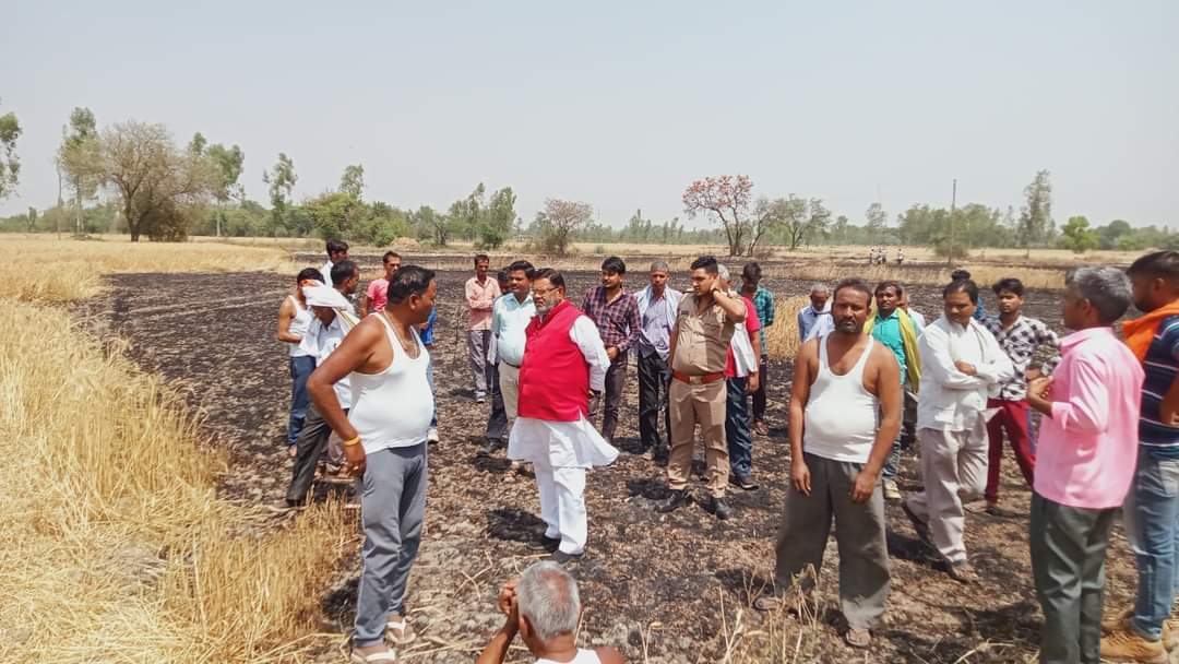 खेतों में लगी आग की सूचना पाकर बलभद्र खेड़ा पहुंचे पूर्व विधायक रामलाल अकेला