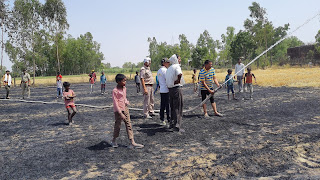 खेत में पराली से भूसा बनाते समय अज्ञात कारणों से लगी आग, मचा हड़कम्प