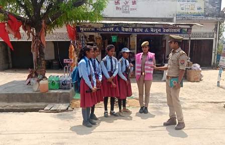 एंटी रोमियो टीम ने सुरक्षा व्यवस्था को लेकर ली छात्राओं से जानकारी