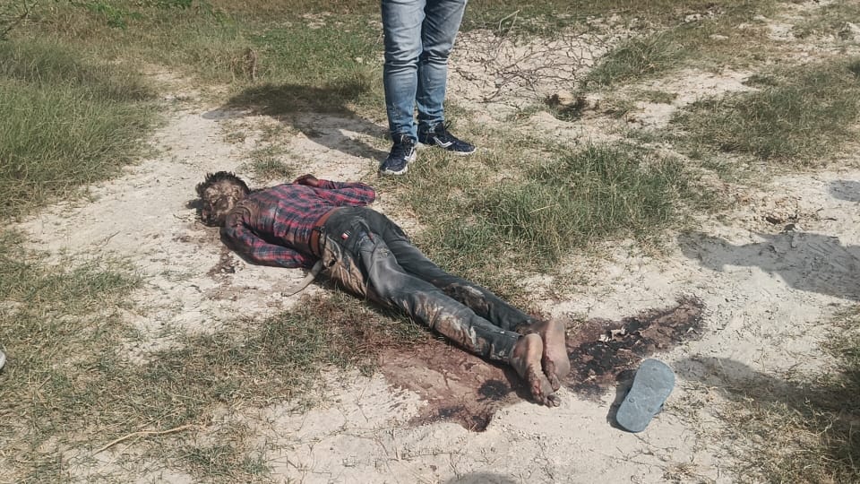युवक की गला रेत व ईटों से कुचलकर करी गई हत्या
