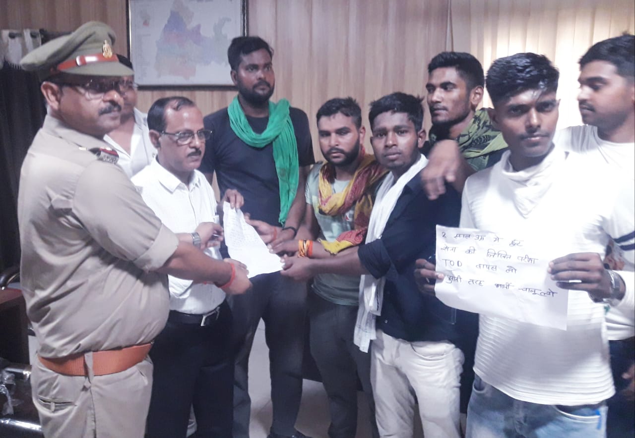 बाराबंकी : अग्निपथ के विरोध में सड़को पर उतरे युवा, नारेबाजी कर किया प्रदर्शन, सौंपा ज्ञापन
