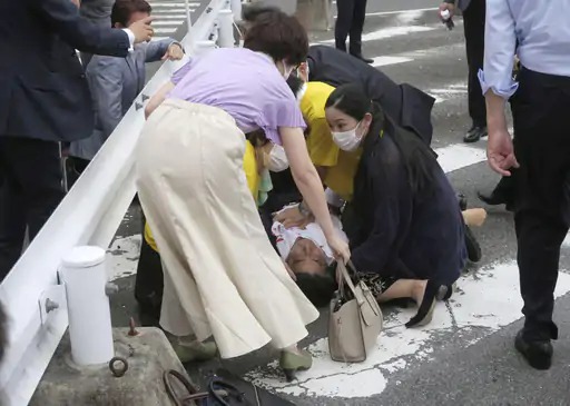 जापान के पूर्व पीएम शिंजो आबे पर जानलेवा हमला, सभा के दौरान मारी गई गोली