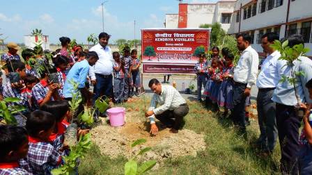 आने वाली पीढ़ी को बचाने के लिए करना होगा अधिक से अधिक वृक्षारोपण : प्राचार्य