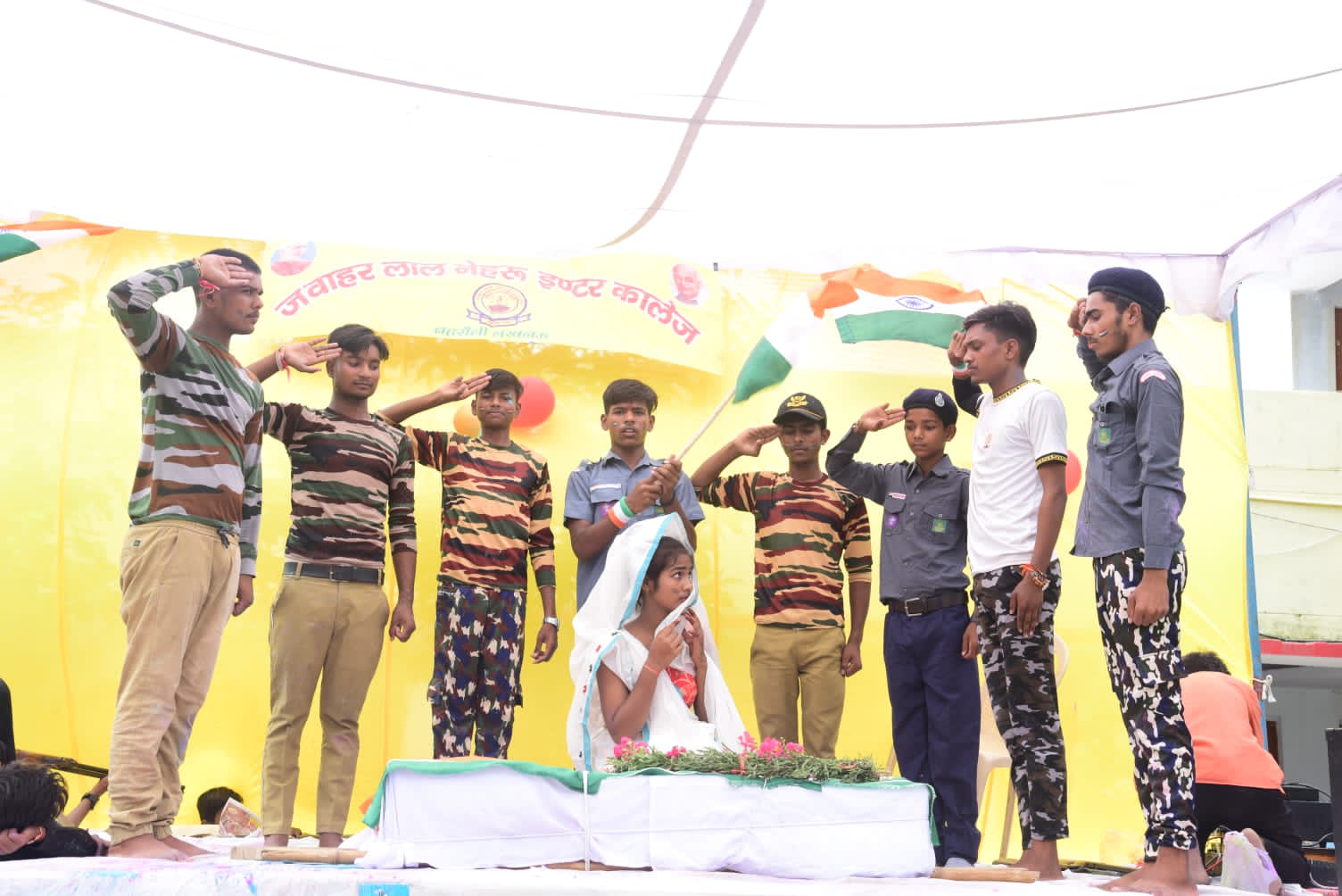 स्वतंत्रता दिवस पर जवाहरलाल नेहरू इंटर कॉलेज के छात्र छात्राओं ने विक्रम बत्रा व उनकी मां का किया अभिनय