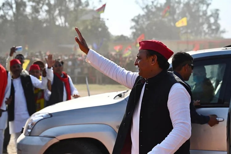UP Politics: अखिलेश यादव ने कहा- इलेक्शन कमीशन की बेईमानी के कारण हारे चुनाव, तो राजभर ने पूछा ये सावाल