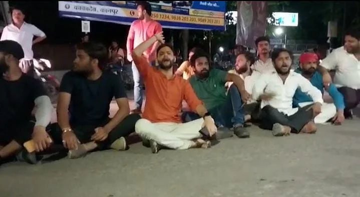 Kanpur News: कानपुर में बजरंग दल के नेता की गिरफ्तार पर मचा बवाल, कार्यकर्ताओं ने थाने का किया घेराव