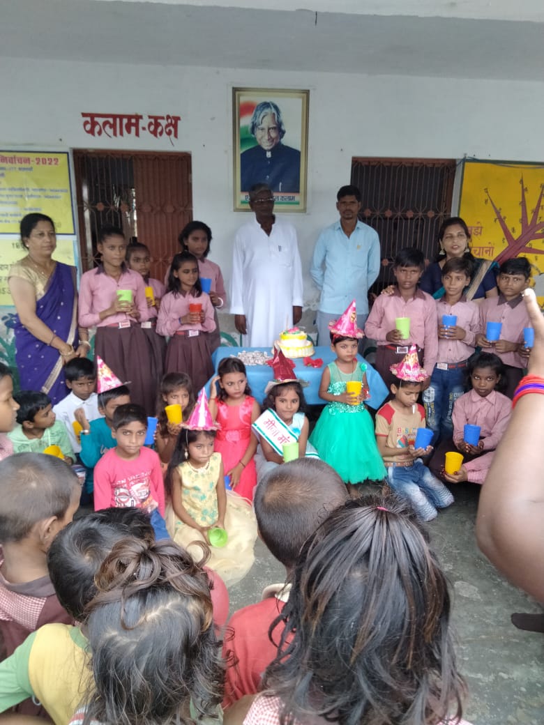 प्रा वि जलालपुर बछरावा रायबरेली में मीना का जन्मदिन धूमधाम से मनाया गया