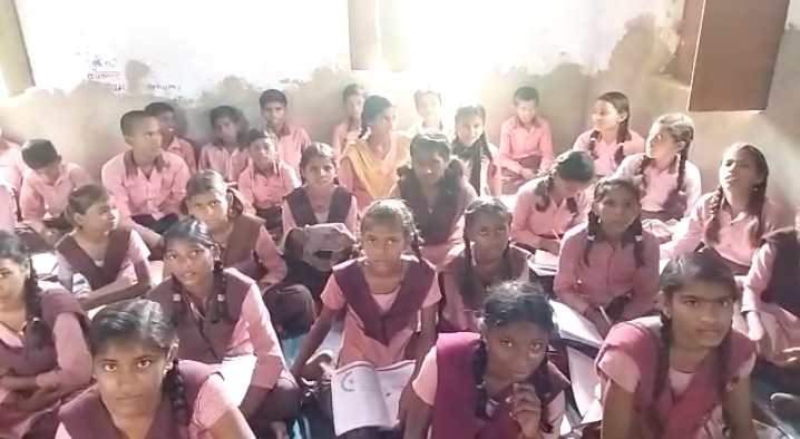 टिकरिया पूर्व माध्यमिक विद्यालय में बच्चों को नहीं मिल रहा मानक के अनुरूप भोजन, बच्चों ने लगाया प्रधानाध्यापक पर आरोप