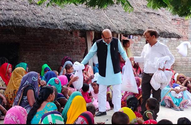 त्योहारों पर गरीबों के चेहरे पर यूं चमक ला रहे: बीजेपी नेता राकेश तिवारी