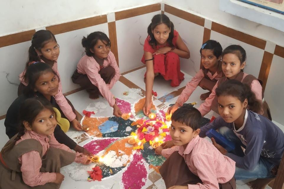 परिषदीय विद्यालयों में धूमधाम से मनाई गई दीवाली