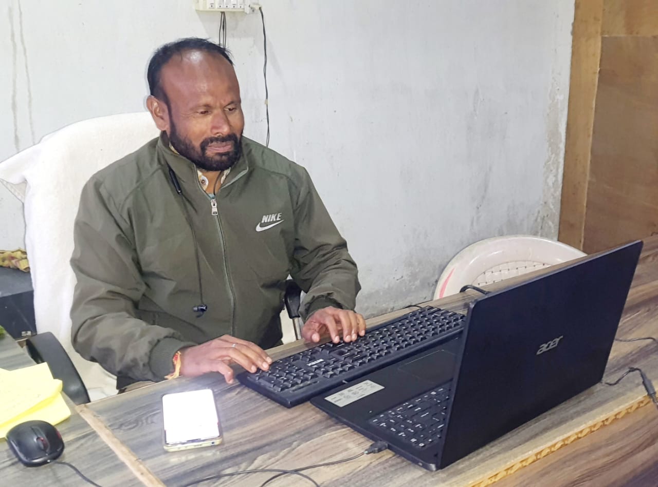 शिक्षक संजय वर्मा अवकाश को अवसर मानकर गरीब बच्चों को दे रहे कम्प्यूटर की नि:शुल्क ऑनलाइन शिक्षा