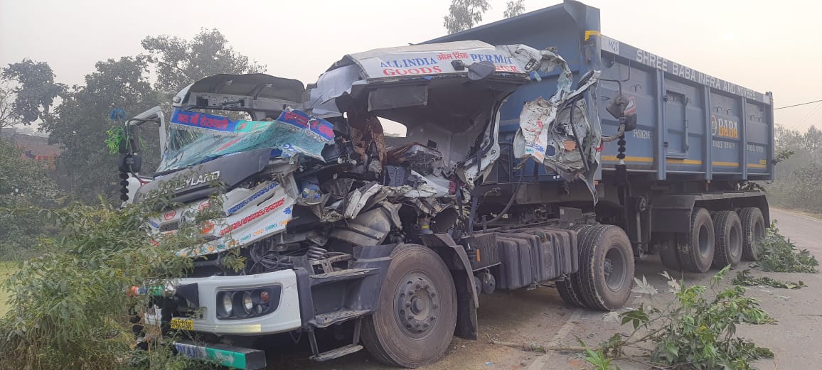 अज्ञात वाहन की टक्कर से ट्रेलर के उड़े परखच्चे