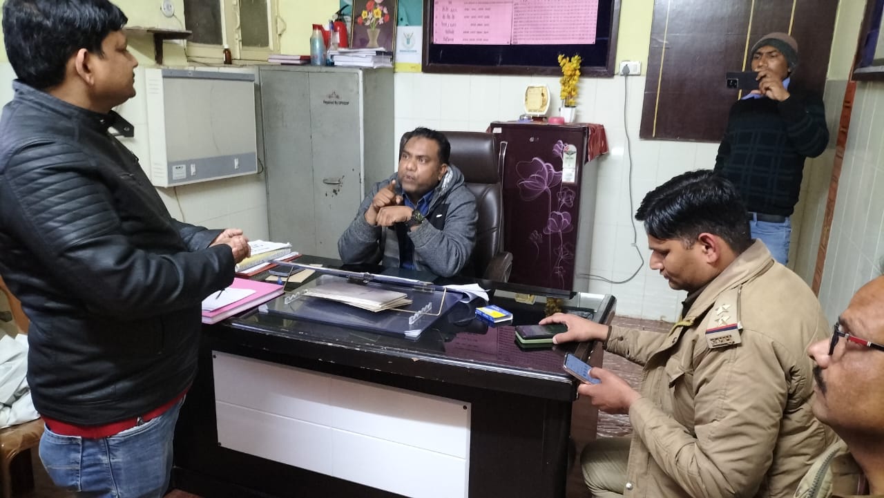 नोटिस मिलने पर झोलाछाप ने सीएचसी अधीक्षक के आवास पर बोला हमला