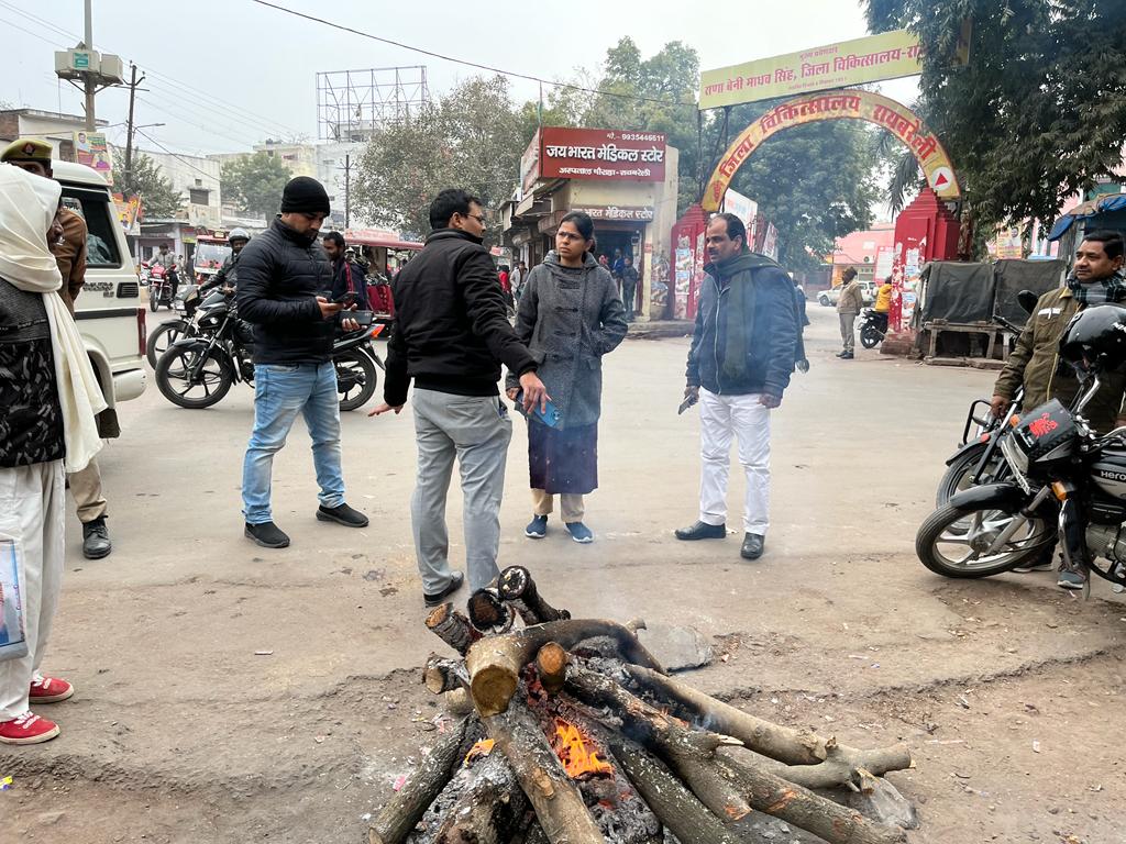 डीएम के निर्देश पर एडीएम एफआर ने शहर में अलाव व रैन बसेरा की व्यवस्थाओं का लिया जायजा