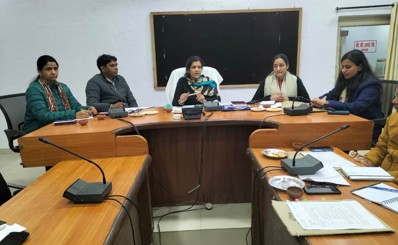 जिलाधिकारी ने सड़क सुरक्षा अभियान से सम्बन्धित कार्यो की समीक्षा