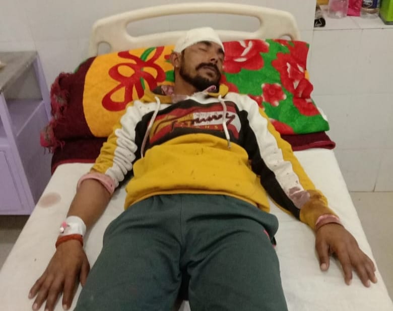 युवक पर कार सवार अज्ञात बदमाशों ने किया जानलेवा हमला