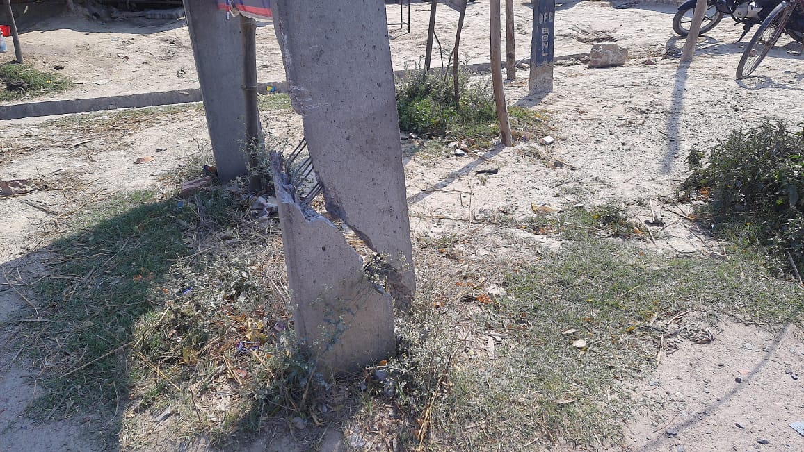 11000 हाई बोल्टेज लाइन का टूटा विद्युत पोल दे रहा दुर्घटना को दावत
