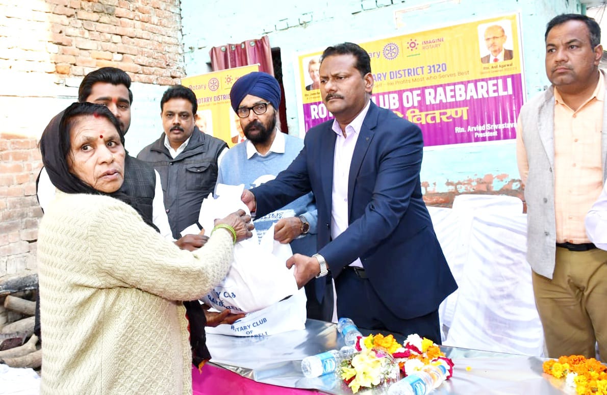 रोटरी क्लब द्वारा 51 बेसहारा परिवारों को निशुल्क राशन किट प्रदान की गई