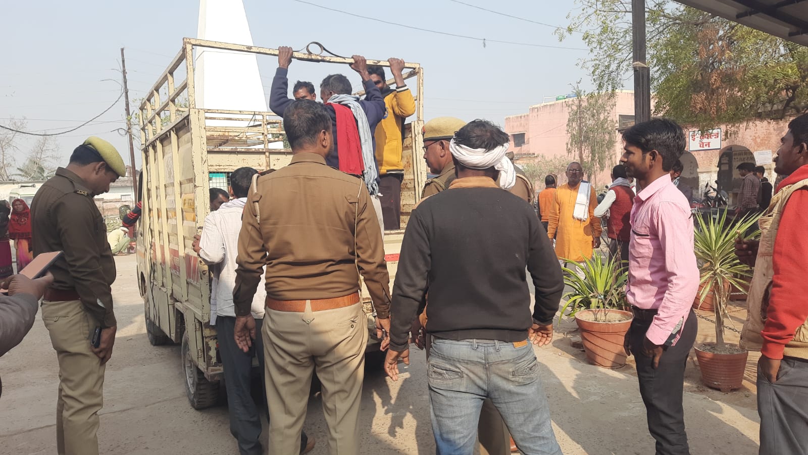 फंदे से लटकता मिला युवक का शव ! परिजनों में मचा कोहराम