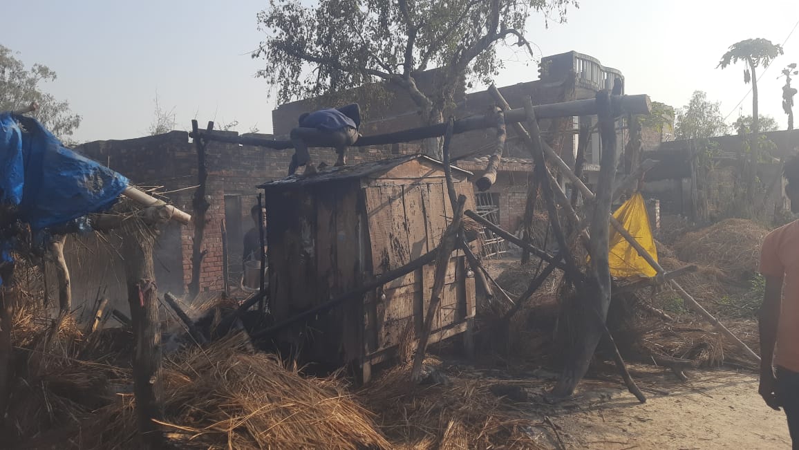 अज्ञात कारणों से लगी आग, गृहस्थी और दुकान में रखा सामान जलकर खाक