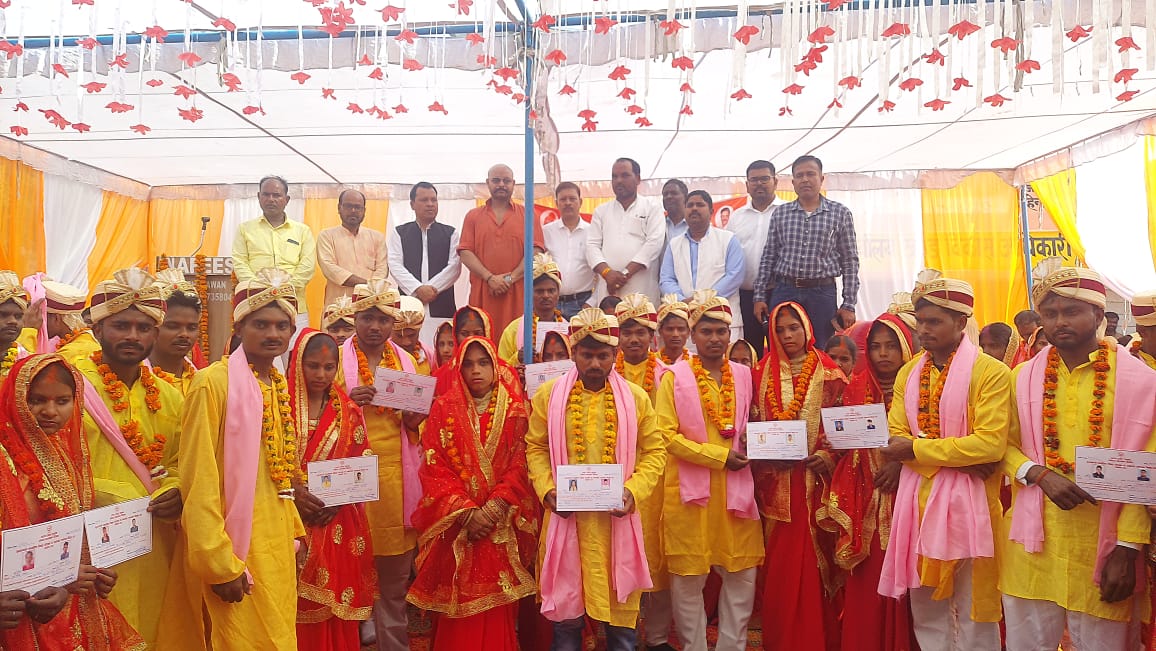 सात फेरों के साथ एक दूजे के हुए 55 जोड़े