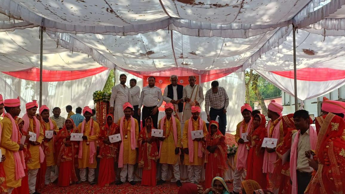 विकासखंड डीह मे मुख्यमंत्री सामूहिक विवाह योजना के तहत हुई 33 जोड़ों ने लिया फेरा