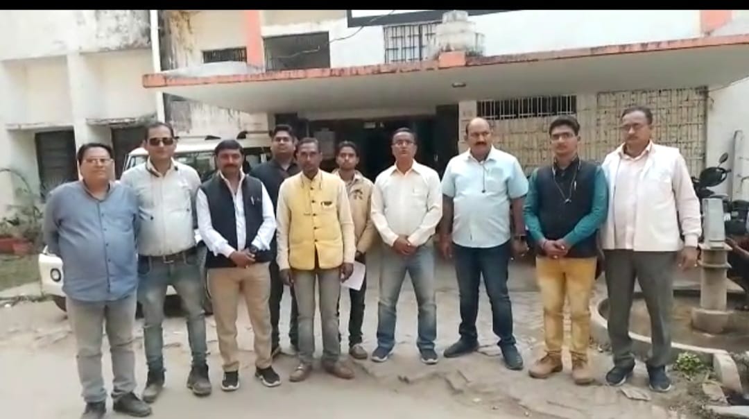 प्रभारी प्रधानाध्यापक द्वारा पत्रकार से अभद्रता के मामले में संगठन में रोष बीएसए को सौंपा ज्ञापन