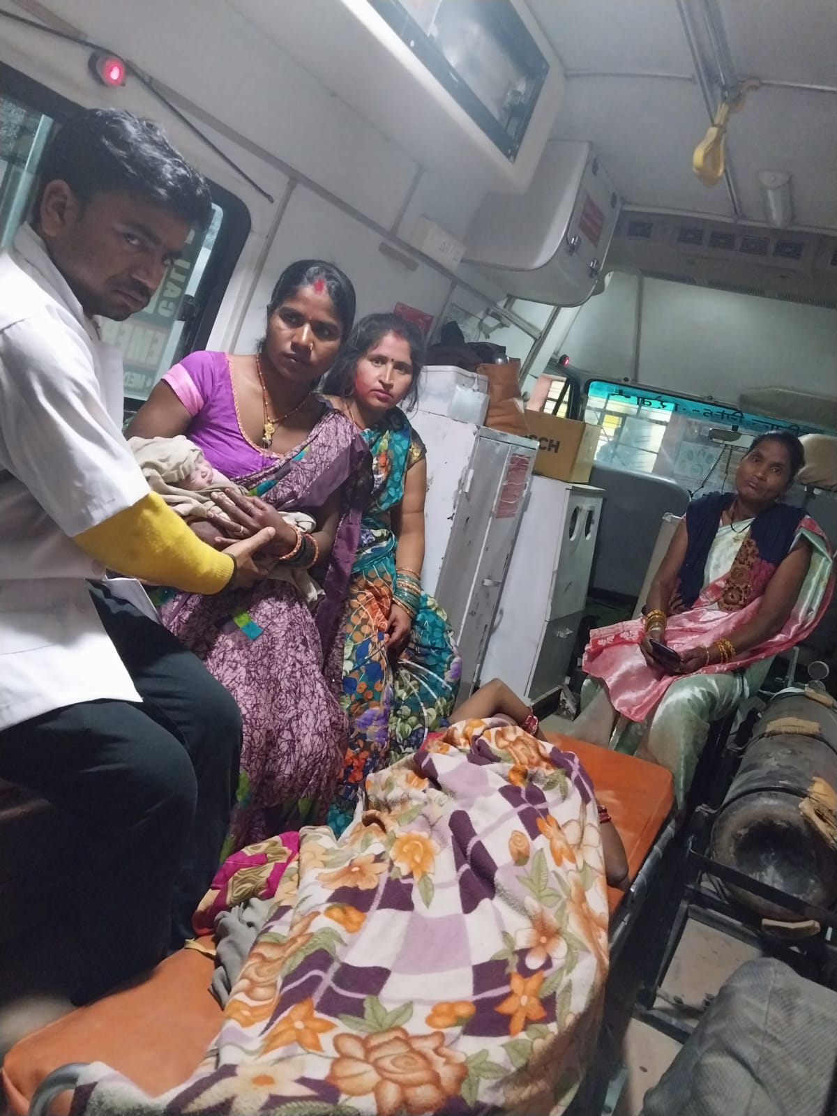 बच्ची की किलकारी से गूंजी एंबुलेंस