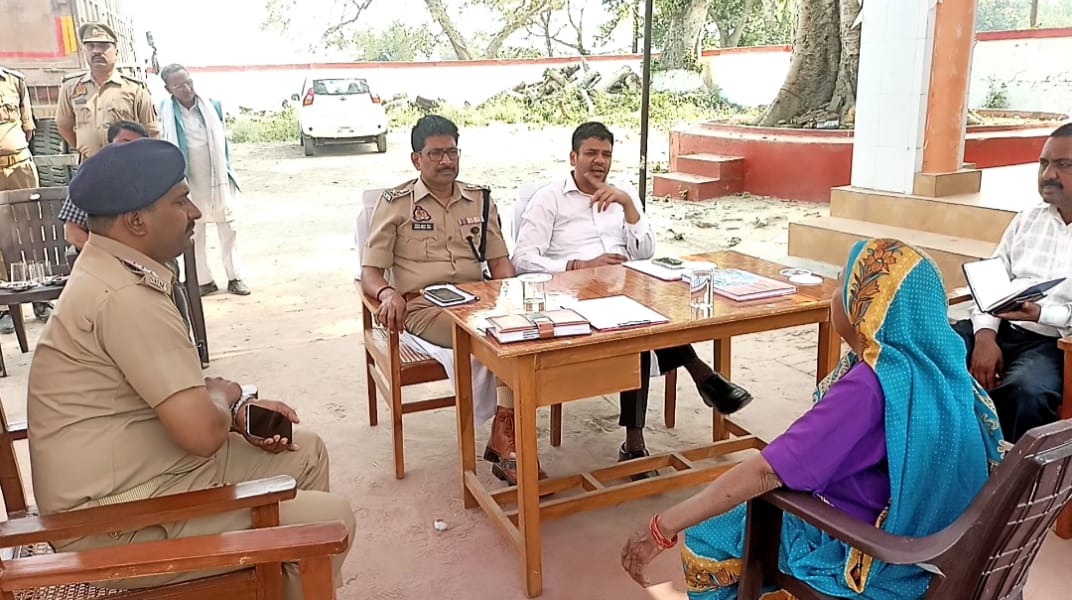 थाना समाधान दिवस में पहुंचे डीएम व एसपी ने सुनी फरियाद