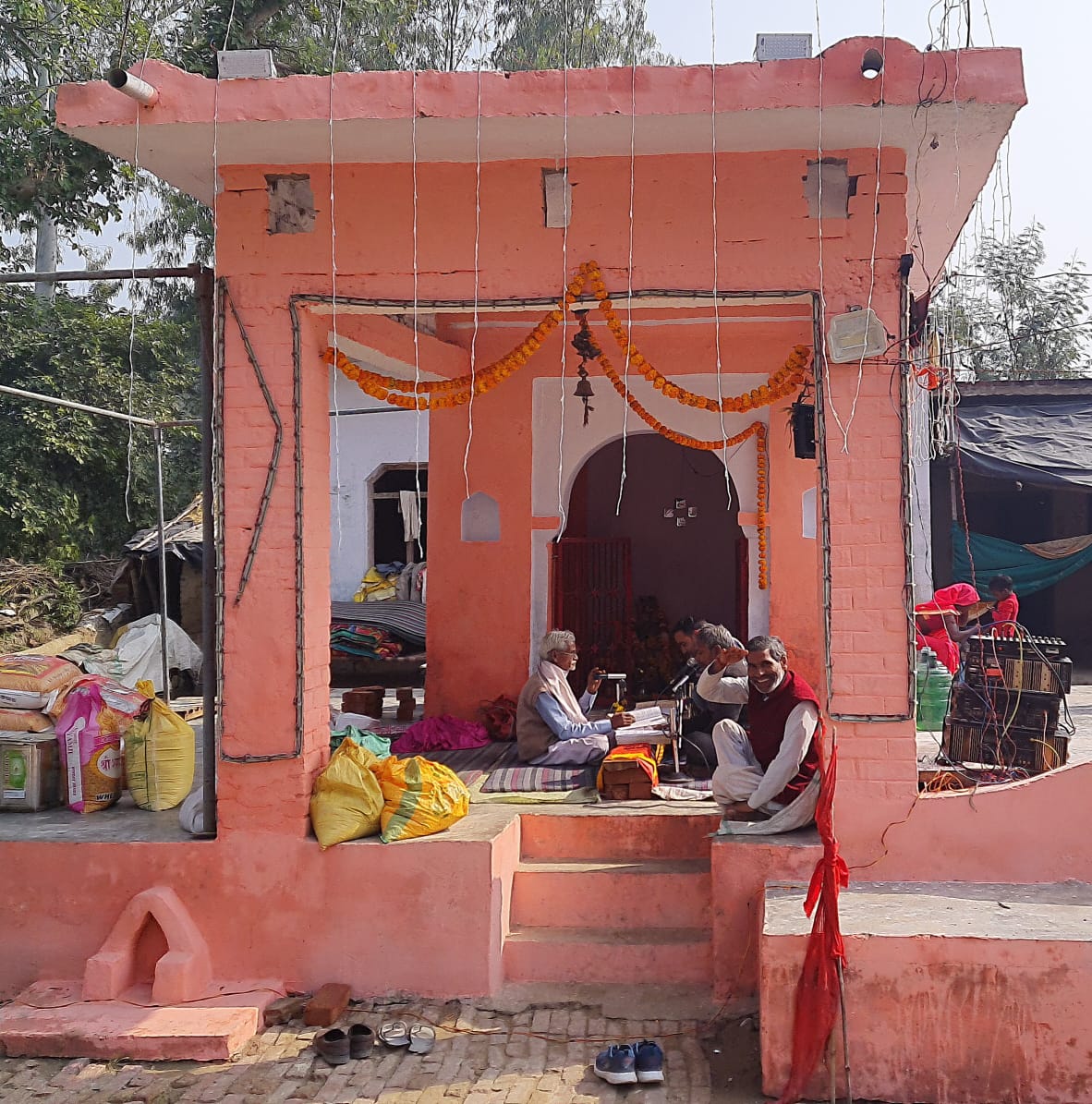 कबिरादान बाबा के मन्दिर से निकले असंख्य भंवरों ने छुड़ा दिए थे राजा के छक्के