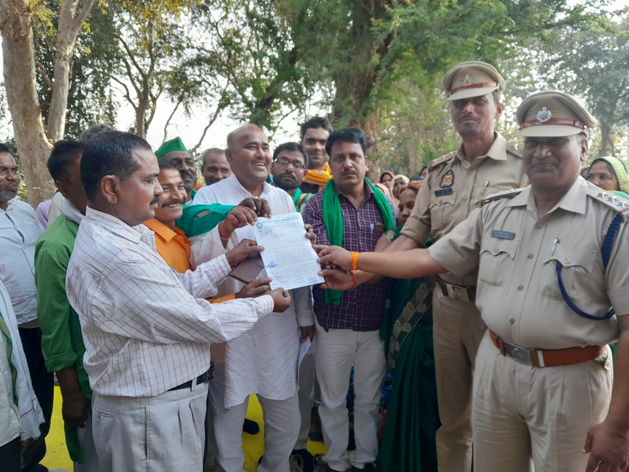 हैदरगढ़ में ट्रेनो के ठहराव को लेकर भाकियू राष्ट्रीयतावादी ने किया प्रदर्शन, सौंपा ज्ञापन 