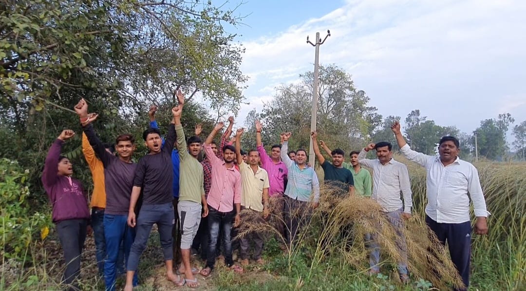 खोले मिले 11000 लाइन के तार, उपभोक्ताओं ने किया प्रदर्शन