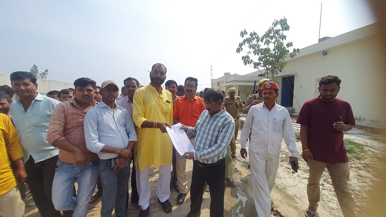 व्यापारियों ने एसडीएम को ज्ञापन सौंपकर की कार्यवाही की मांग