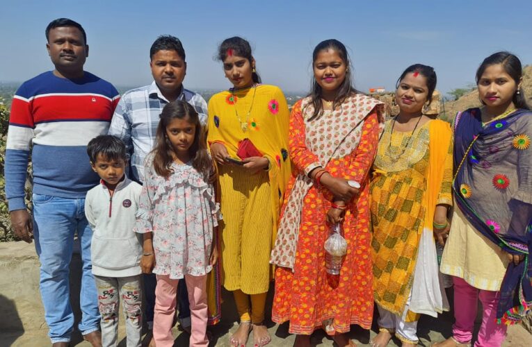 शिवगढ़ से बाला जी,मथुरा,वृन्दावन पहुंचा भक्तों का जत्था