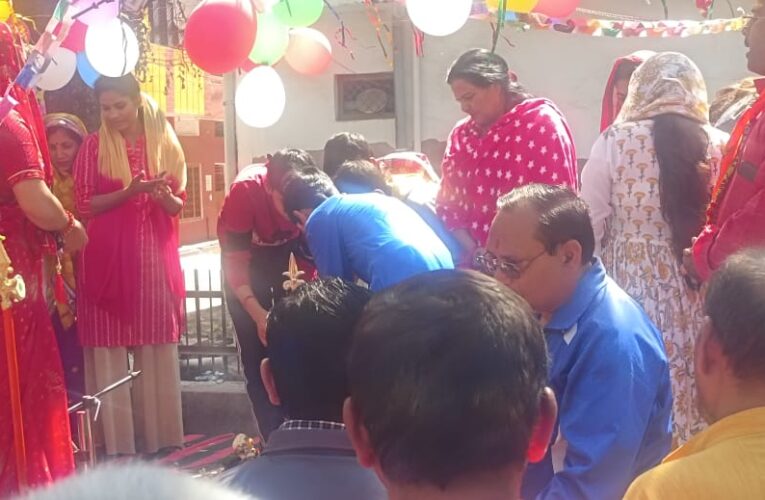 सोमेश्वर महादेव मंदिर में ओम नमः शिवाय पाठ के साथ प्रसाद वितरण