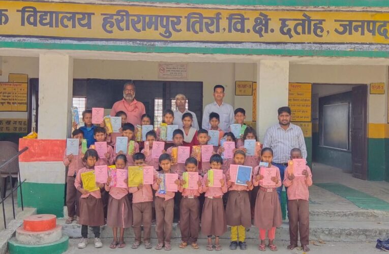 ग्राम प्रधान द्वारा वार्षिक परीक्षाफल का वितरण किया गया