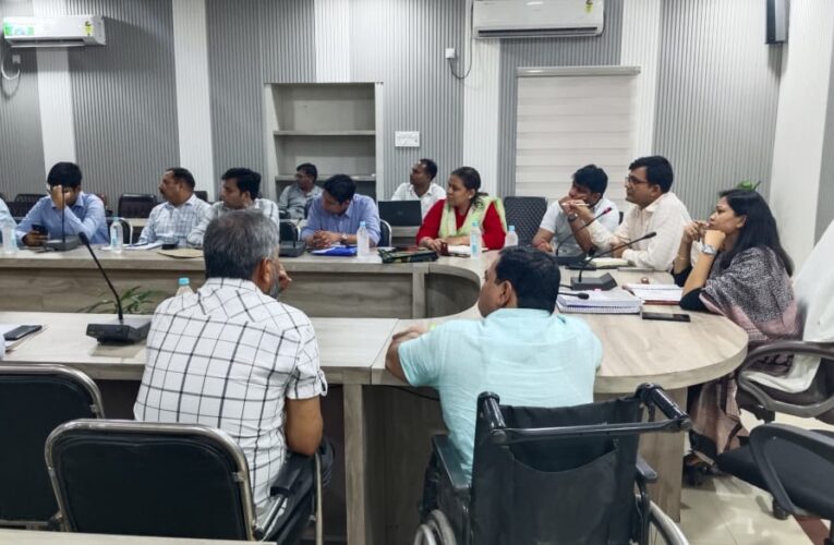 जिला निर्वाचन अधिकारी ने मतगणना सकुशल संपन्न कराने के लिए अधिकारियों संग की बैठक
