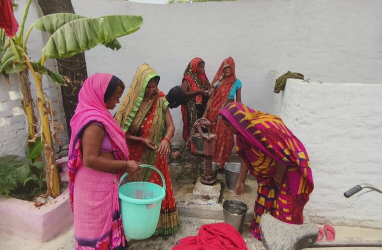 1 माह से खराब पड़े इंडिया मार्का हैण्डपम्प ! न.पं.वासियों ने किया प्रदर्शन