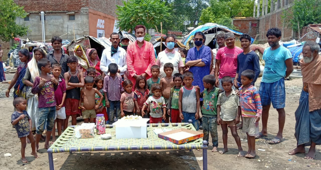 Amen Pathan celebrated the birthday of Congress MP Rahul Gandhi by feeding the poor and distributing sweets among the poor children.