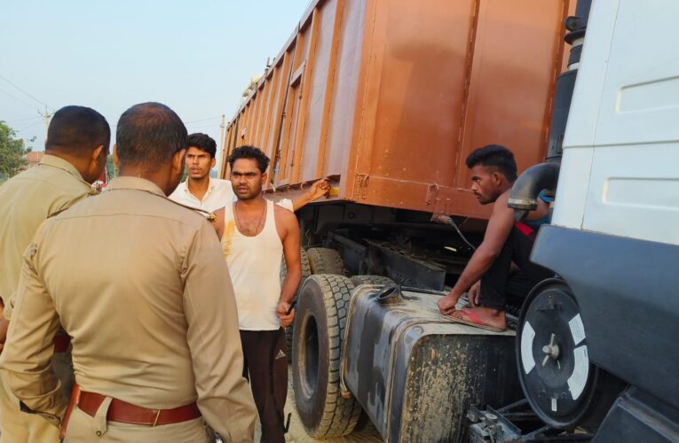 बांदा-बहराइच हाइवे के किनारे खड़े ट्रेलर से हजारों का तेल चोरी