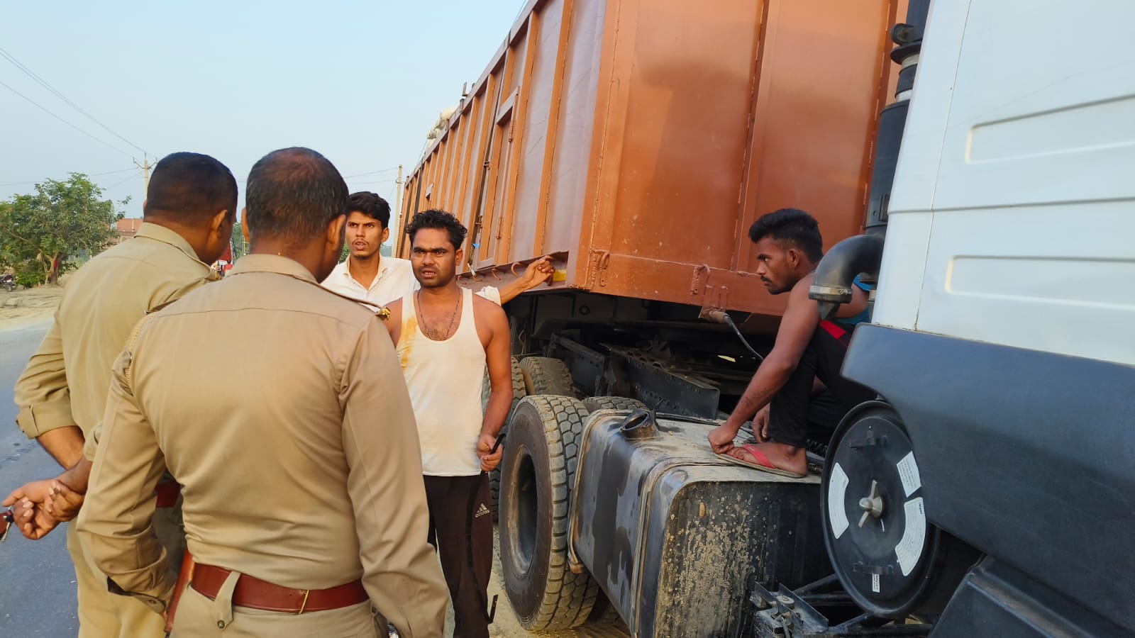 Oil worth thousands stolen from a trailer parked on the side of Banda-Bahraich Highway