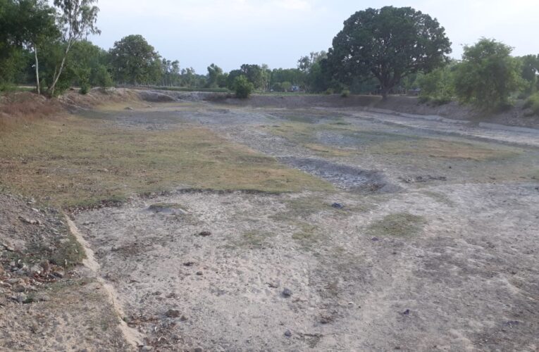 आदर्श जलाशय में पानी की जगह उड़ रही धूल