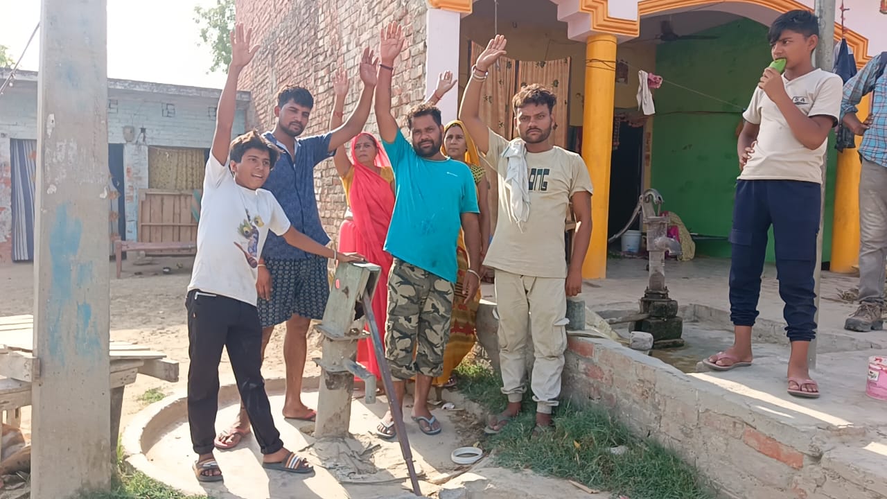 India Marka hand pump lying broken for 6 months, people facing water water crisis