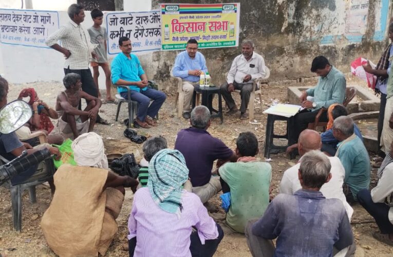 इफको की सचल मृदा परीक्षण प्रयोगशाला में की गई मिट्टी की जांच