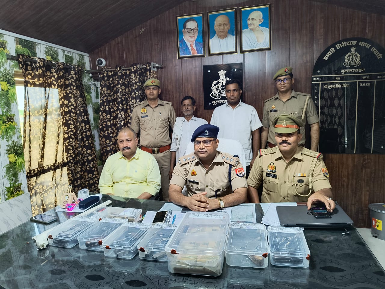 Two accused arrested along with five pistols, two pistols