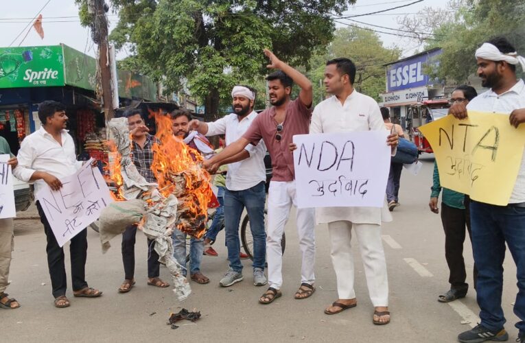 यूथ कांग्रेस ने नीट परीक्षा में धांधली एवं एनटीए (नेशनल टेस्टिंग एजेंसी) के खिलाफ विरोध प्रदर्शन एवं पुतला फूंक कर किया विरोध