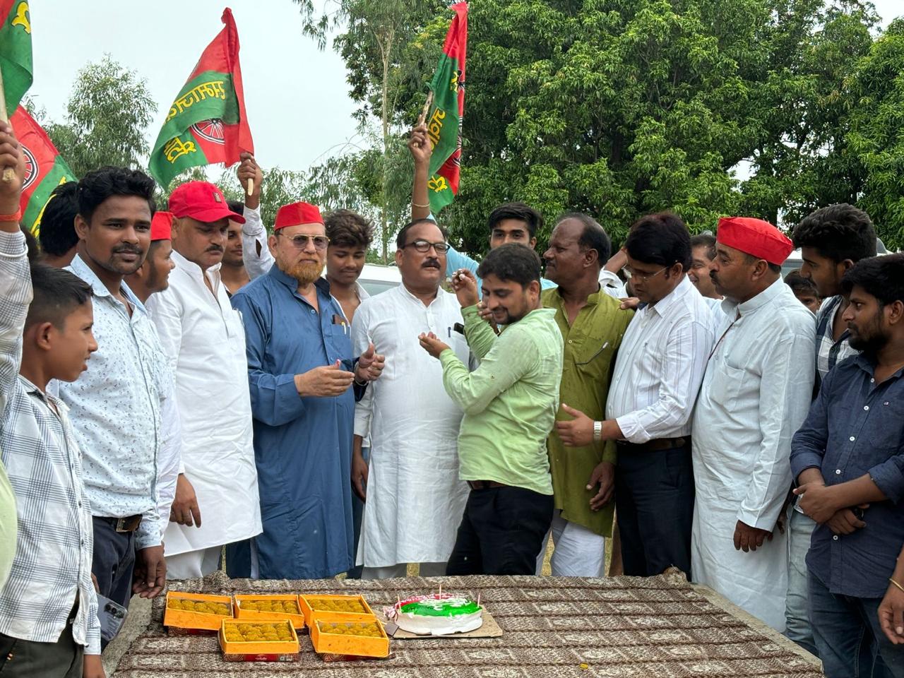 Samajwadi Party President and former Chief Minister of Uttar Pradesh Akhilesh Yadav's 51st birthday was celebrated with great pomp.