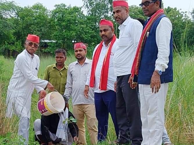 सपाइयों ने पेड़ लगाकर की वृक्षारोपण अभियान की शुरुआत