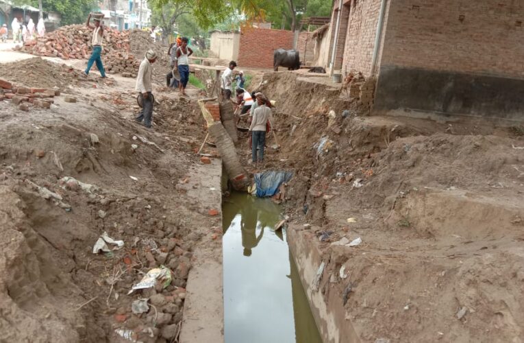 एक माह पहले बना नाला,पहली बारिश में ही दीवार ढही।